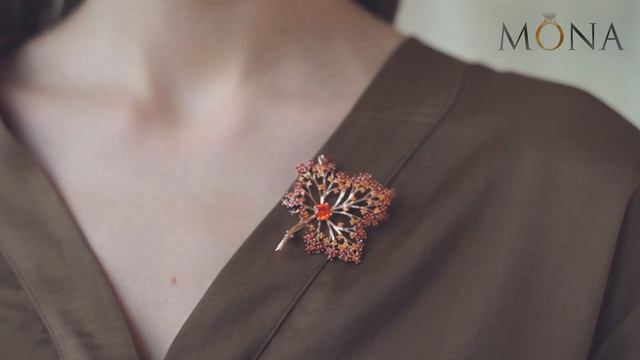 Брошь «Кленовый лист» с красными кристаллами