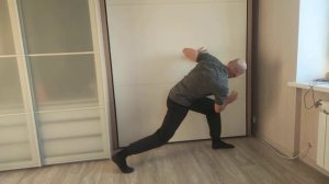 Скручивания в ножницах у стены