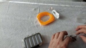 Нахлыстовые удилище, шнур и коробка для мух