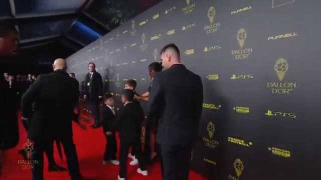 Лионель Месси прибыл к ЦЕРЕМОНИЯ ВРУЧЕНИЯ «ЗОЛОТОГО МЯЧА»! смотреть онлайн