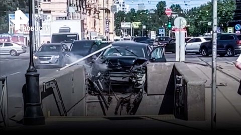 Снес подземный переход: автомобиль влетел в каменный блок в Питере. Рядом были люди / РЕН Новости