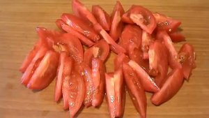 Салат с жареными кабачками