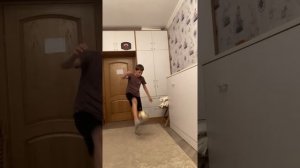 Как научиться делать вокруг света футбольным мячиком