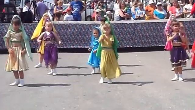 Индийский танец дети КЛАССНО танцуют! Под песню Ziyoda Hattuba смотреть онлайн