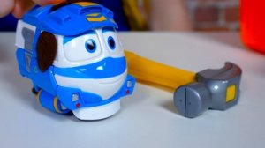 Автомастерская: робот-поезд Кей попал в торнадо! Чиним игрушки в видео для мальчиков. Игры машинки