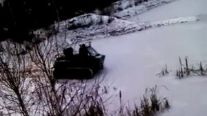 Самодельный гусеничный вездеход. Испытания в грязи. В конце ролика вездеход танцует