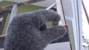 Крыльцо и балкон дома. Декоративные порожки под перилами.