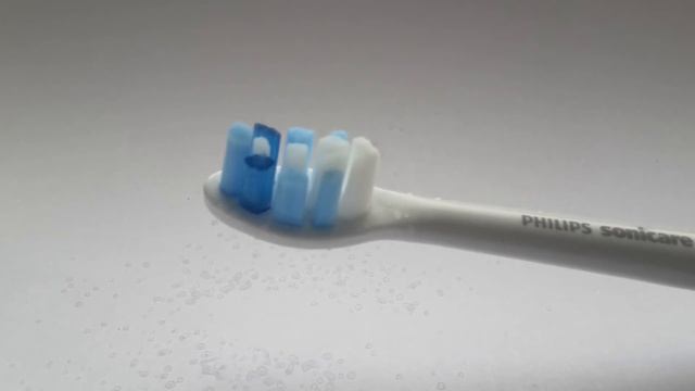 Демонстрация работы зубной щетки Philips Sonicare CleanCare+ HX3292/28 смотреть онлайн