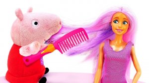 Что Свинка Пеппа сделала с прической куклы Барби? Barbie в шоке! Волосы куклы стали розовые