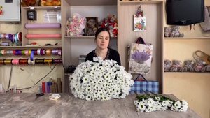 Круглый букет из ромашковидных хризантем. Упаковываем в крафт бумагу
