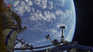 Российские космонавты снимают на камеру прогулку по космосу