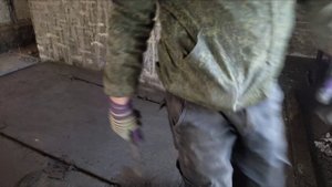 бетонный пол для свиней подстыл, снимаю маяки.