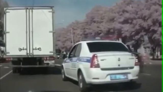 Мент поставил комп на банажник и поехал! смотреть онлайн