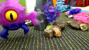 Игры в куклы. Кукла Барби и Баба Маня улетели в космос! Смешные видео для девочек