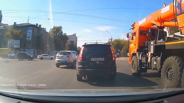 Киа М575АМ136 по разделительной на 9 Января смотреть онлайн