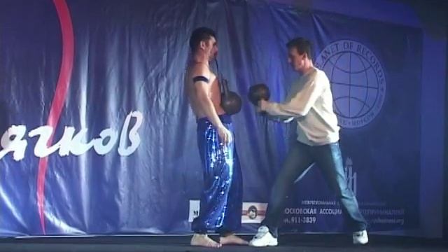 Поднятие зубами гири Книга рекордов Гиннесса -20 Guinness Book of Records Lifting weights with teet