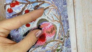 63.  Вышивка на холсте бисером.