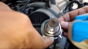 How to install Hyundai i20 headlight bulb ?