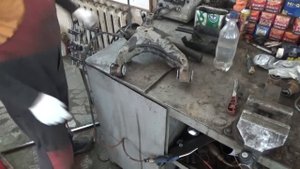 Привариваем сайлентблок и шаровые к рычагу