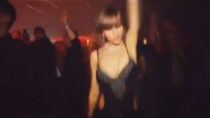 Горячая девушка зажигает в клубе