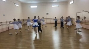 Танецсо швабрами