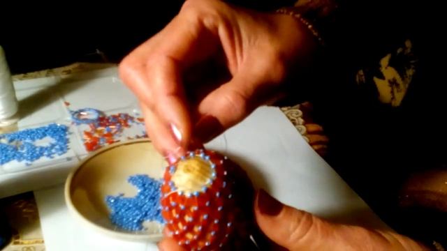 Как сделать яйца из бисера.М К.Сувенир.подробная схема плетения сеточкой. смотреть онлайн