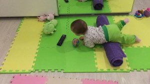 Развитие ребенка в 7-8 месяцев (ползание по-пластунски, на четвереньках, игры, прикорм)