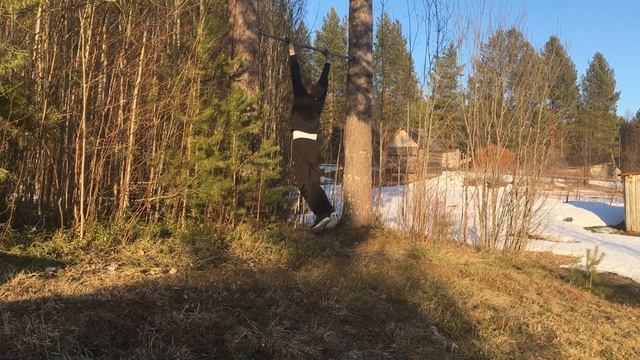 Турник в лесу. (Снято на iPhone SE) смотреть онлайн