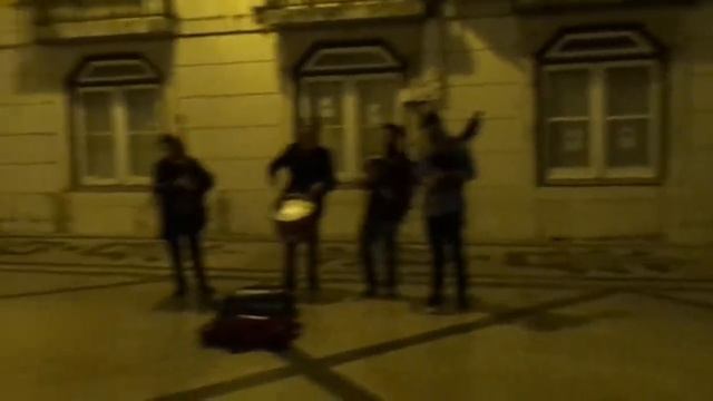 Невероятно талантливые уличные музыканты.Шотланская волынка в Португалии.