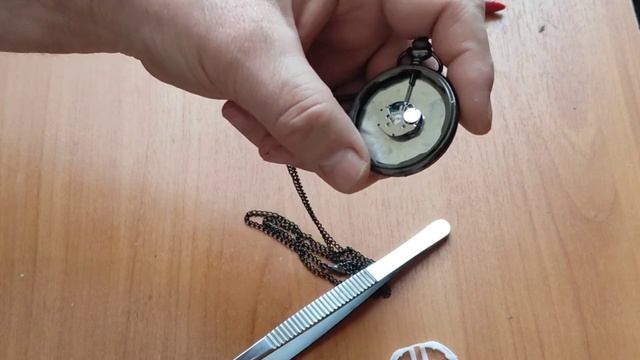 Как заменить батарейку в карманных кварцевых часах
