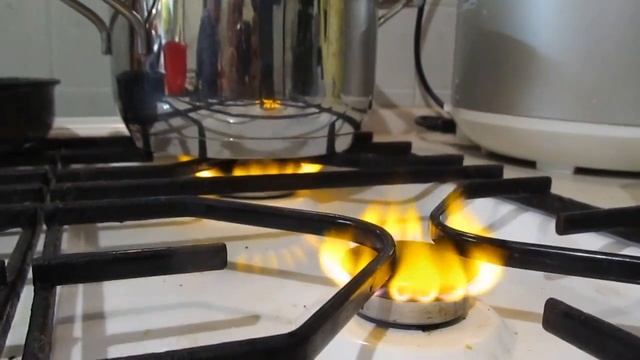 Но на кухне синим цветком горит газ