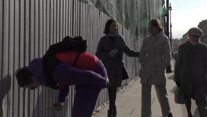 МОЩНО ПЕРДИМ НА ДЕВУШЕК ПРАНК/ РЕАКЦИЯ ДЕВУШЕК И ПАРНЕЙ/Funny WET FART Prank on CAMPUS!