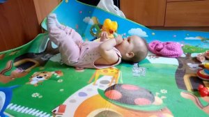 Дрыгает ножками