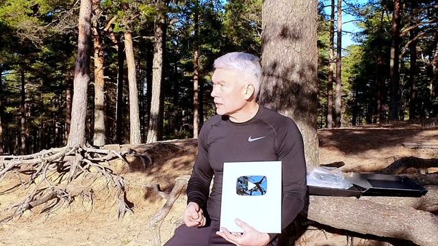 Что дает серебряная кнопка? Как получить? Сколько платят за миллион просмотров? Тренировки и планы