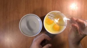 Как отделить белок от желтка. Очень лёгкий способ. How to separate the yolk from the protein.