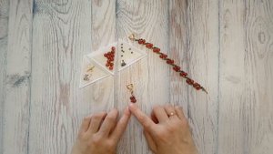 Браслет из бусин и биконусов на леске | Натуральный камень Сердолик для знака зодиака Скорпион