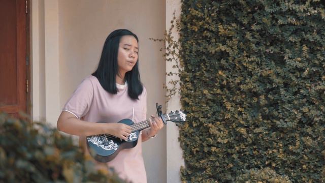 La Vie En Rose - Louis Armstrong ( Ukulele Cover ) by Sophia Utami смотреть онлайн