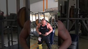 Жим сидя в Смите на три раза(100 кг. по блинам)