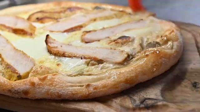 Пиццерита с индейкой гриль, домашним сыром и грибным соусом