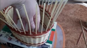 Шкатулка овальная из газетных трубочек