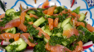 Салат со шпинатом и красной рыбой за 7 минут, который не надоедает