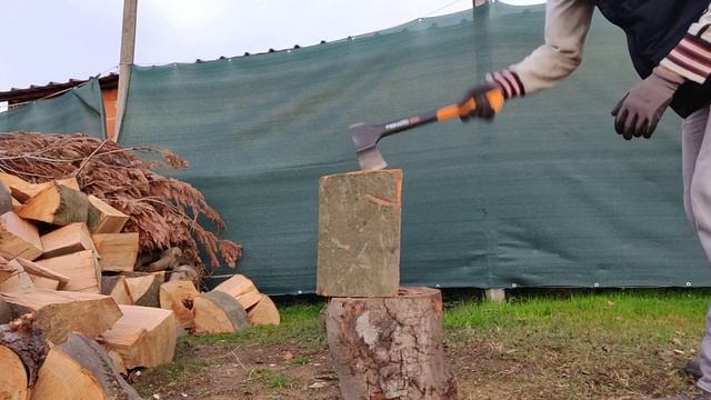 Fiskars x10. How powerful this small axe is?? смотреть онлайн