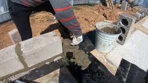 Второй ряд коробки из керамзитобетонных блоков и несущая стена своими руками