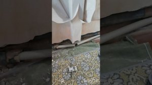 Пробоина в трубе отопления.Ремонт трубы полепропелен в труднодоступном месте.