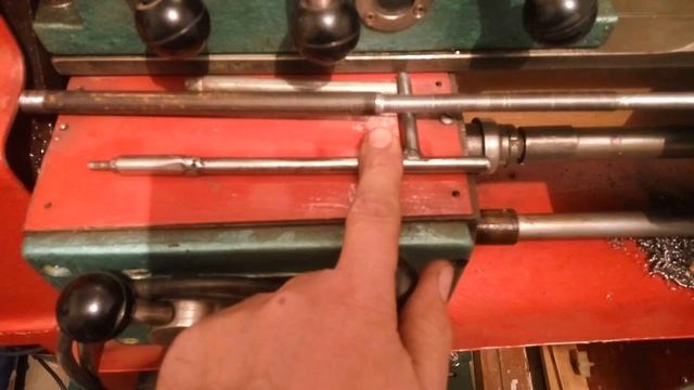 Почему при нарезки резьбы плашкой её рвёт ,и крошит?