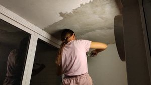 Ремонт потолка на балконе. Штукатурка бетона, шпаклевка и покраска потолка новичками ?