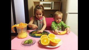 Алина с сестренкой готовят  Смузи