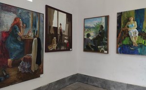 Картины в фойе фуникулёра. Владивосток