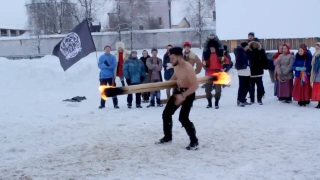 Вращение горящего бревна и финальная речь