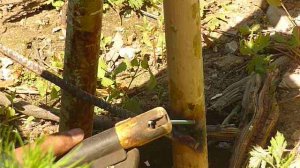 Приваривание арматуры к трубам, образующим в итоге столб.